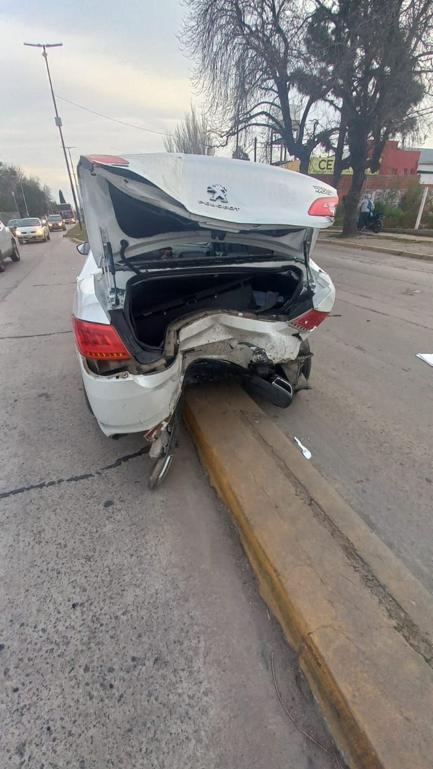 Chocaron dos autos en La Plata: un muerto y un herido