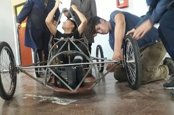 En una escuela técnica de Tolosa construyen un auto eléctrico para un concurso de YPF