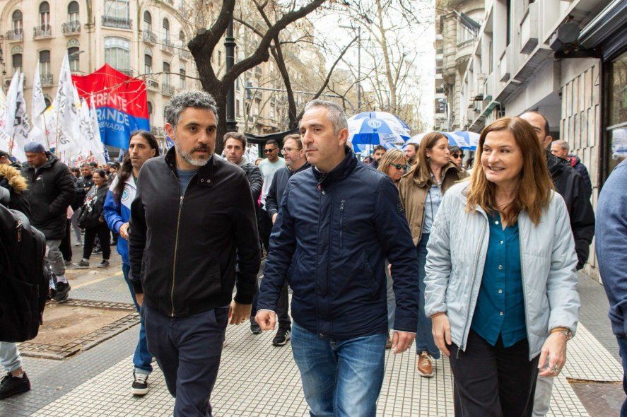 Cristian Girard, titular de ARBA, con Andrés Larroque y Estela Díaz en la marcha contra el veto a la ley de movilidad jubilatoria.