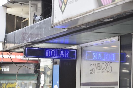 El dólar blue llegó al precio más barato en 50 días