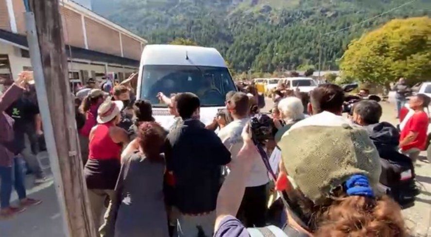 Alberto Fernández fue increpado por manifestantes en Lago Puelo