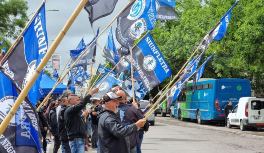 Fleteros preparan un paro para el lunes y habrá cortes en toda la Provincia