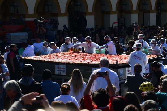 En Luján cocinaron la milanesa más grande del mundo