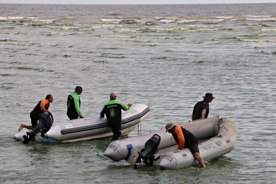 Los tres prefectos salieron en un kayak. Uno volvió nadando y otro fue rescatado