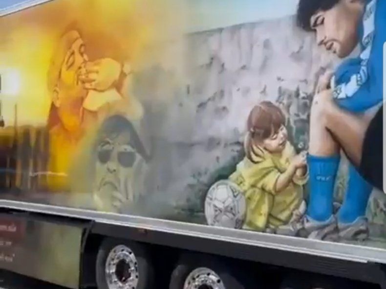 Uno de los dibujos en el camión dedicado en Nápoles a Diego Maradona