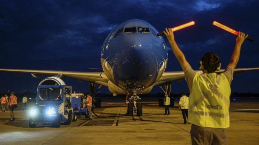 Un vuelo de Aerolíneas Argentinas arribará este martes por la noche al aeropuerto de Ezeiza con  vacunas Sputnik V.