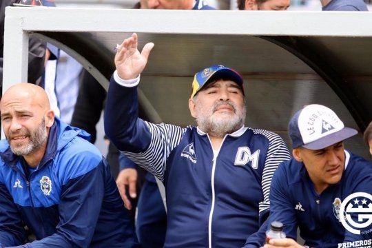 Diego Maradona, el técnico de Gimnasia con sus ayudantes