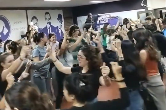 Las tomas en las universidades siguen y los videos de los estudiantes son furor en las redes. 