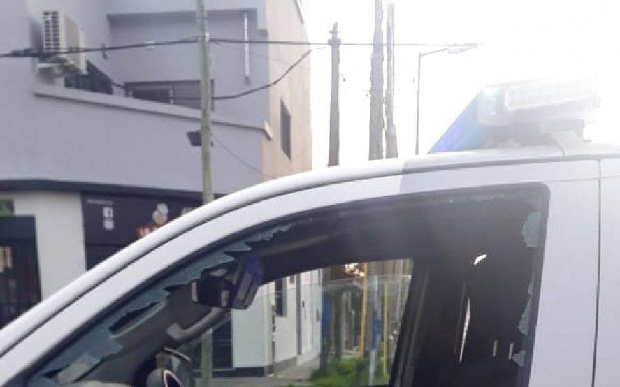 La Plata: Batahola frente a la delegación municipal de Villa Elvira dejó dos detenidos y una mujer policía herida
