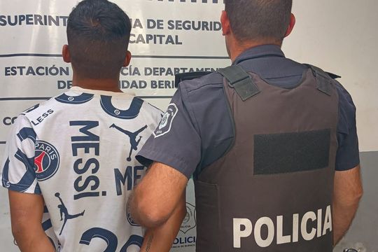 un preso violo una salida transitoria, no regreso a la carcel y la madre lo entrego a la policia