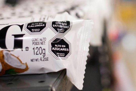 El etiquetado nutricional en el frente de los envases ayudaría a los consumidores a elegir alimentos más saludables.
