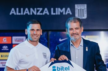 Guillermo Enrique en su presentación en Alianza Lima