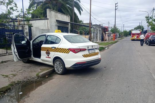 inseguridad vial en berisso: chocaron un micro y un taxi, y volco un auto