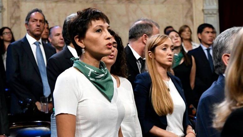 Para el kirchnerismo, Macri utiliza “la agenda de las mujeres” como una “cortina de humo”