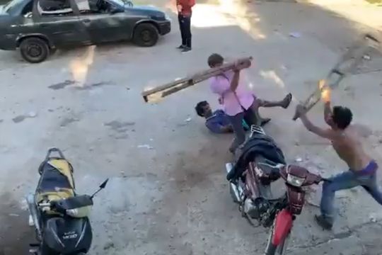 una pelea callejera con esgrima de muletas robadas a un lisiado