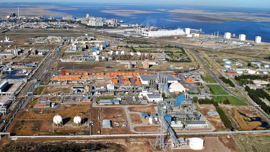 El polo petroquímico de Bahía Blanca, foco de contaminación para la región