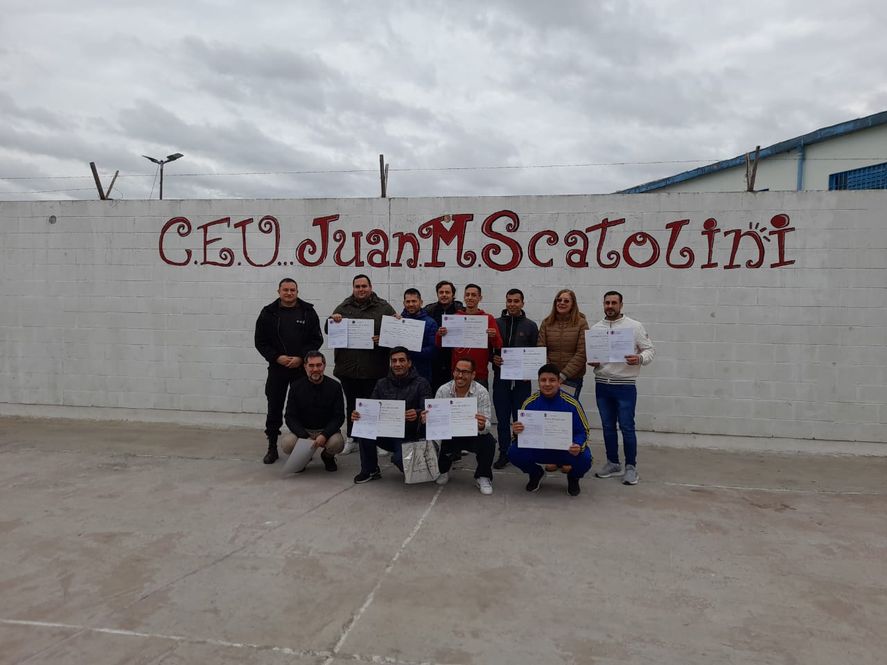 Doce personas privadas de la libertad en una cárcel de Florencio Varela finalizaron una experiencia alfabetizadora y fueron diplomados en Educación Popular.