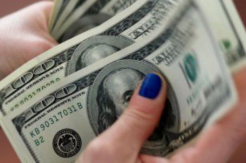 El dólar “blue” se negocia en un récord de $150 para la venta