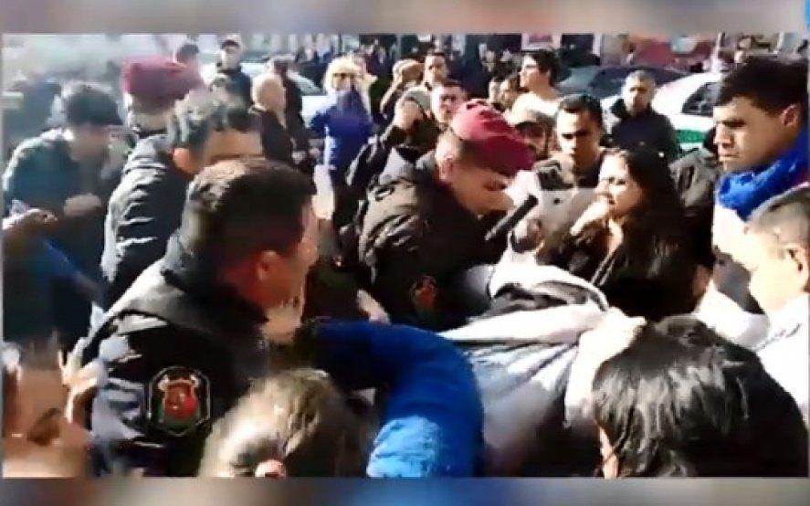 Video: vecinos de La Plata impidieron que la policía detenga a un mantero senegalés