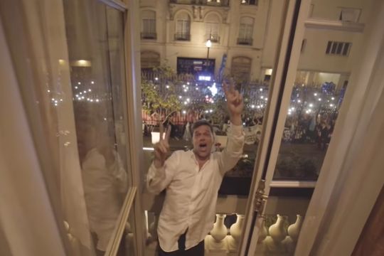 El furor por Ricky Martin en su visita a la Argentina: hubo fuegos artificiales y robots con luces.