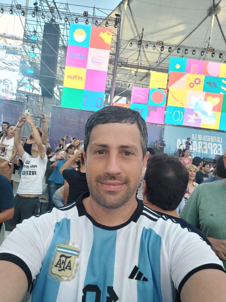 Sebastián Walker, intendente de la localidad de Pila,  le regaló una camiseta de la selección a Cristina Kirchner 