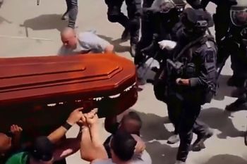 policia de israel irrumpe en funeral de periodista shireen abu aqleh