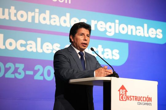 El presidente de Perú disolvió el Congreso para evitar su destitución