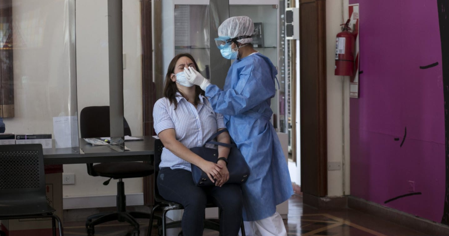 En las &uacute;ltimas 24 horas se confirmaron 32.457 casos y 21 fallecidos por coronavirus en provincia de Buenos Aires.