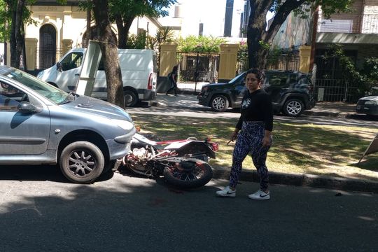 motociclista con fractura expuesta en un accidente vial en la plata