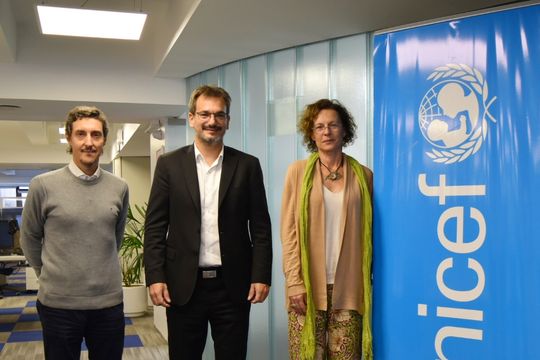 Sebastián Galmarini, miembro del directorio del Banco Provincia, junto a representantes de UNICEF Argentina