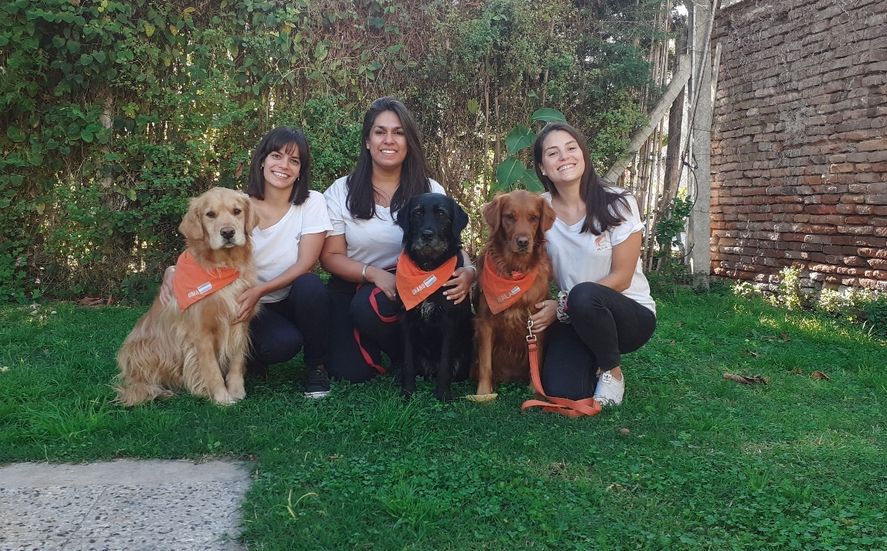 Meraki es un equipo interdisciplinario que realiza intervenciones terapéuticas con perros en La Plata. 