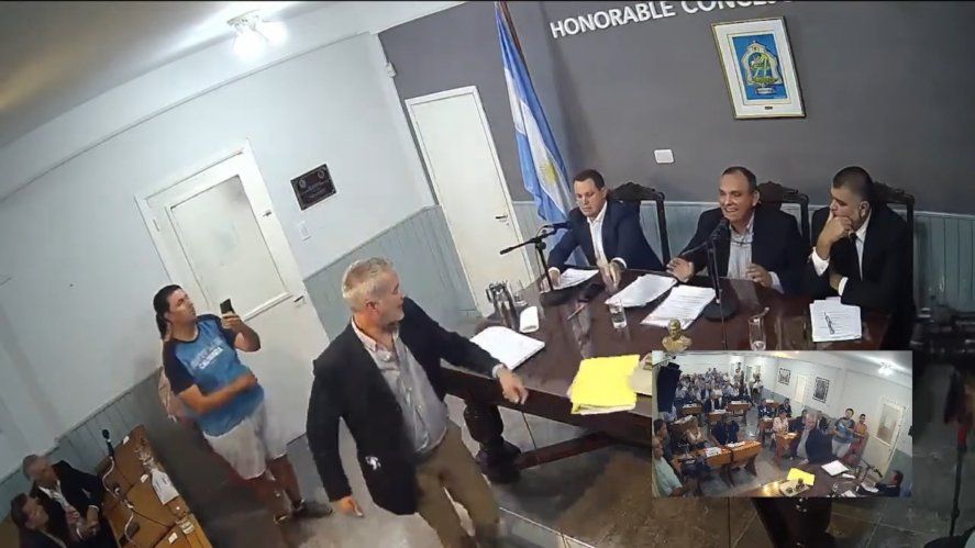 Sebastián Reigosa le tira una carpeta sobre el escritorio al intendente Olaeta.