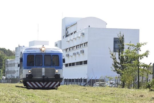 Universidad Nacional de La Plata: se acuerda para ampliar servicio del Tren Universitario hasta la localidad de Los Hornos.