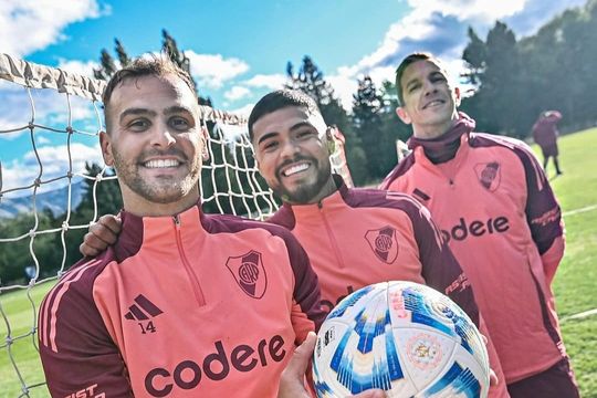 González Pírez, con el chileno Paulo Díaz y Nacho Fernández. Todo indica que no volverá a Estudiantes.