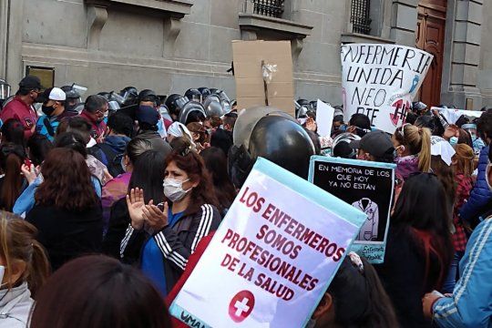 Enfermeros y enfermeras manifestaron frente a la legislatura bonaerense, y hubo represión por parte de la Policía de la Ciudad.