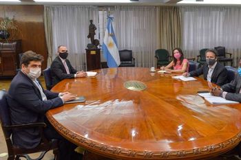 Martín Guzmán, titular del Ministerio de Economía, junto a demás funcionarios que componen la unidad técnica que negocia la deuda con el FMI