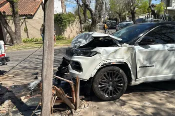 Javier Altamirano, volante de Estudiantes, chocó en Gonnet. (Foto: @GambetaLP)