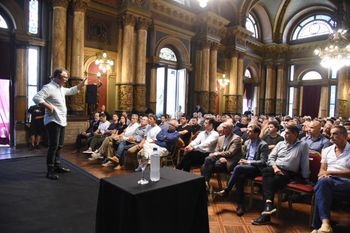 Rubén Magnano el DT de la Generación Dorada en La Plata: El sueño olímpico sigue vivo