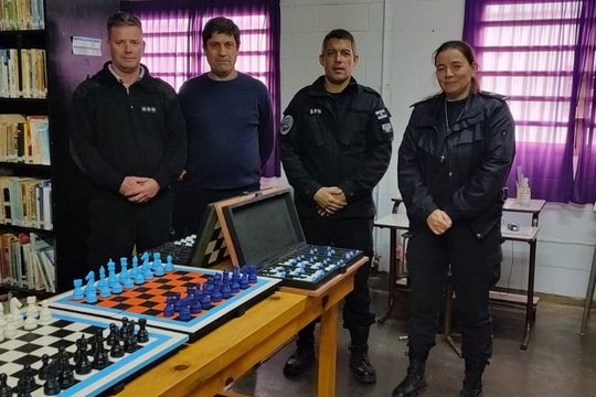 presos elaboran piezas y tableros de ajedrez para escuelas de saavedra