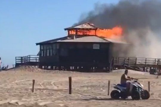 Pinamar: un incendio redujo a cenizas un parador de la playa