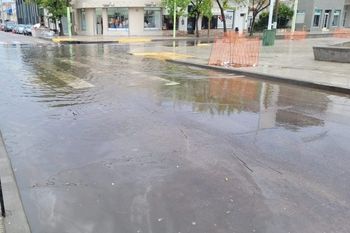 La inundación de la peatonal Villa Mitre, en Bahía Blanca