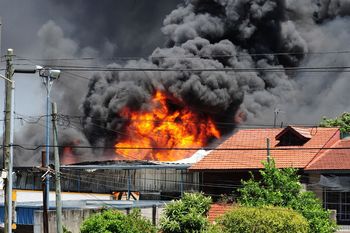 Así es el voraz incendio que arrasa con una fábrica de aerosoles en Avellaneda.