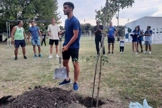 Matías Melluso plantó un árbol en Gimnasia