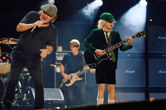 Brian Johnson y Angus Young en vivo en Alemania, arrancando su gira europea 2024