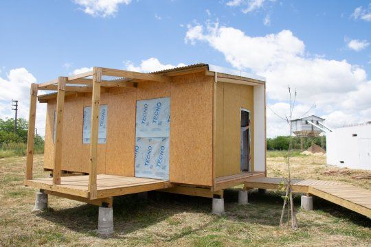 Las viviendas de madera de la UNLP cuentan con doble piso para mantener alejada la humedad