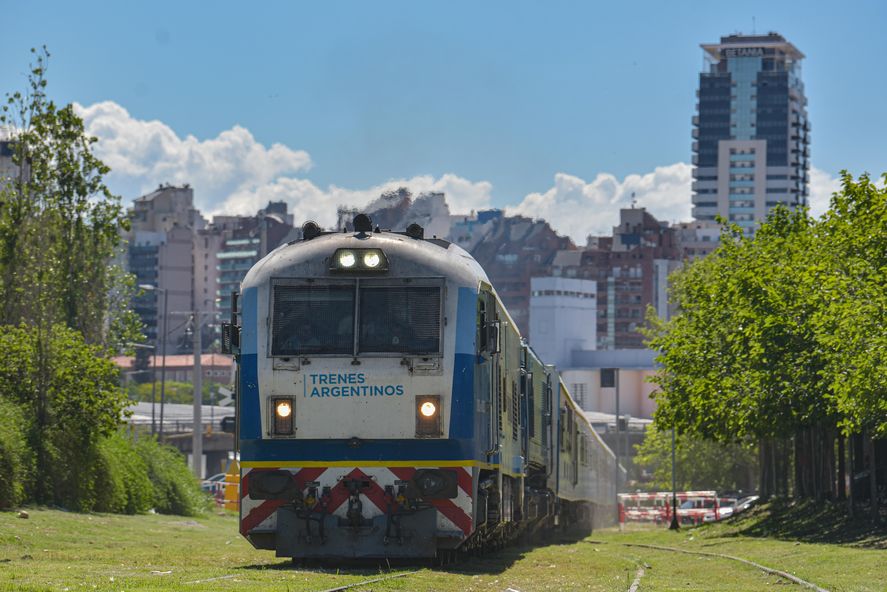 Trenes Argentinos anunció que hay servicio reducido del Tren Roca entre Quilmes y La Plata. Además, ya salieron a la venta los pasajes de mayo para trenes de larga distancia.