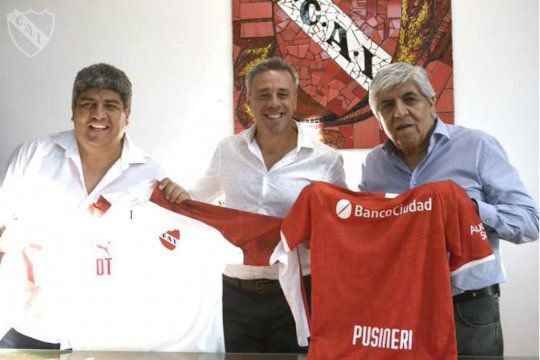 Otro clima: Los Moyano y Pusineri en la presentación como técnico de Independiente.