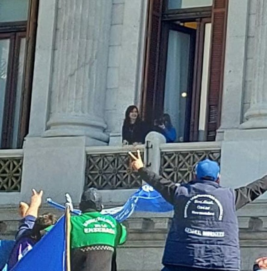 Municipales se trasladaron hasta el Congreso a brindar su apoyo a Cristina Kirchner. La Vicepresidenta se asomó a saludar desde los balcones.