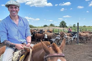 Vacaciones de campeón: Matías Mansilla se relaja a caballo antes de volver a Estudiantes