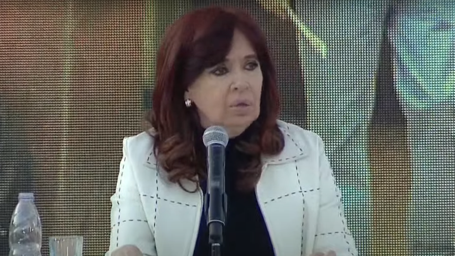 Cristina Kirchner le habló a los jóvenes de La Cámpor en la víspera del día de la lealtad.